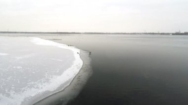 Nehirde kar