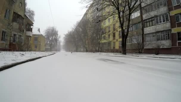 Οδός χειμώνα, χιόνι στην πόλη. — Αρχείο Βίντεο