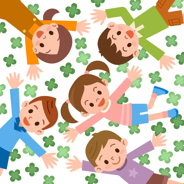Anak-anak Berbaring di Clover Dengan Kepala Bersama Stok Vektor Bebas Royalti