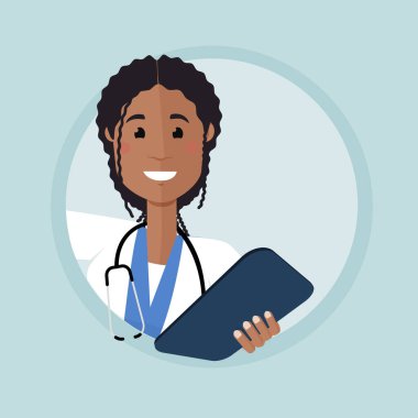 Gülümseyen Afro-Amerikan doktor köşeden gizlice bakıyor ve elinde notlar için bir tablet tutuyor, bir hastayla röportaj yapıyor.