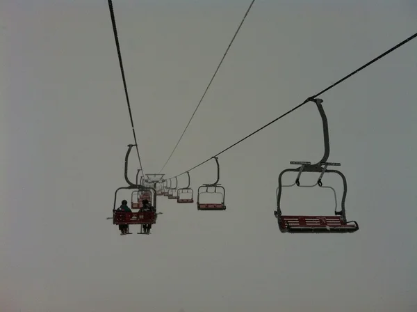 一对夫妇在滑雪缆车在暴风雪 — 图库照片