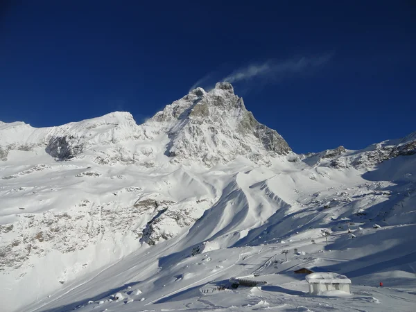 Sneeuw geblazen vanaf de top van de berg Cervino — Stockfoto