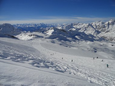 Güneşli bir günde bir kayak pisti