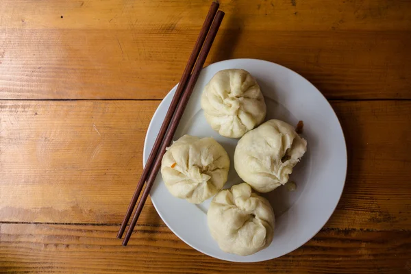 Dim Sun (Dumplings) servi dans un restaurant dans les gorges du Tigre, Chine — Photo
