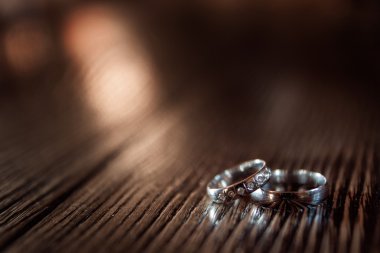 Tahta bir masada alyanslar.