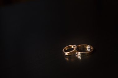 Siyah arka planda zarif alyanslar