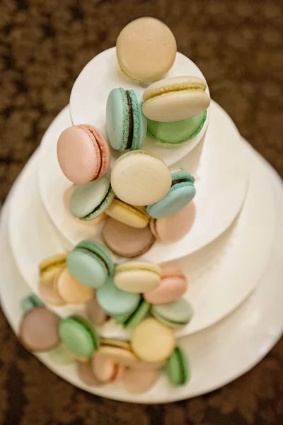 Hermoso pastel con macarrón — Foto de Stock