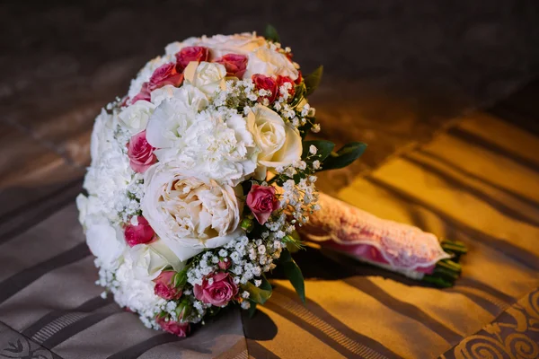 Bruidsboeket van witte en rode rozen — Stockfoto