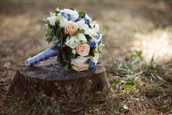 Bruids boeket op de stomp — Stockfoto