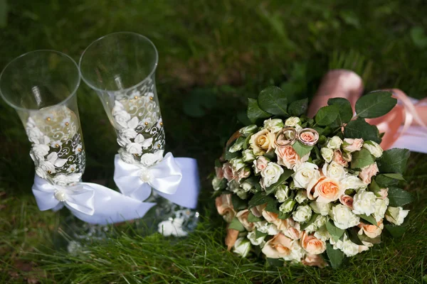 Bruids boeket en champagneglazen — Stockfoto