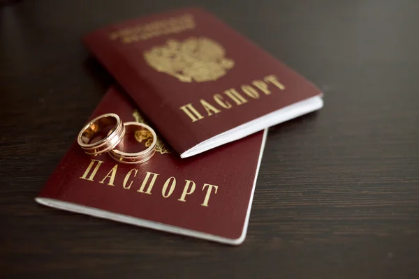 แหวนแต่งงานและพาสปอร์ตรัสเซีย รูปภาพสต็อก