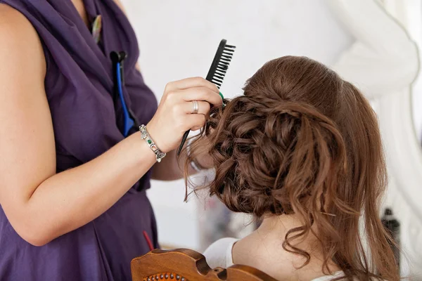 Make a wedding hairstyle — Stock Photo, Image