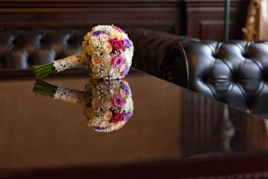 Masanın üzerinde bir gelin buketi