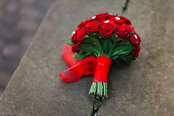 Bruids boeket met een rood lint — Stockfoto