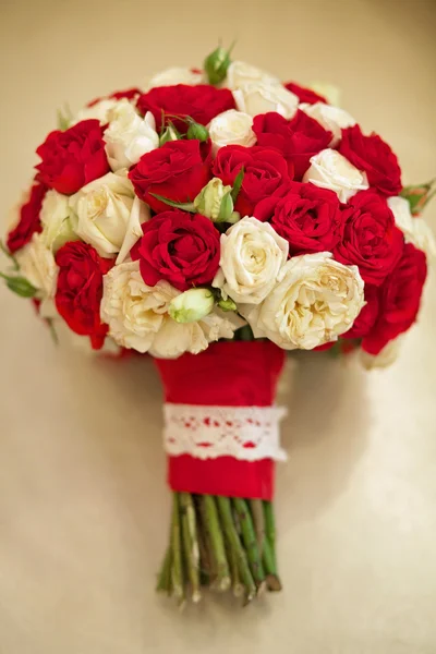 ช่อดอกกุหลาบสีขาวและสีแดง รูปภาพสต็อก