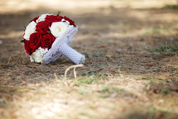 ช่อดอกไม้แต่งงานในสวนสาธารณะบนหญ้า ภาพถ่ายสต็อกที่ปลอดค่าลิขสิทธิ์