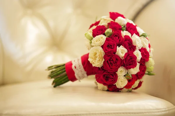 ช่อดอกกุหลาบสีขาวและสีแดง รูปภาพสต็อกที่ปลอดค่าลิขสิทธิ์
