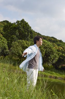 doğa kollarında outstretching adam