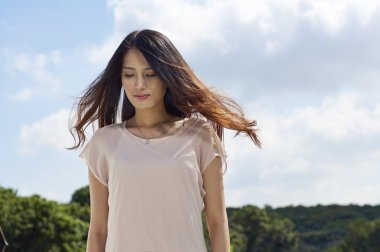 Güzellik saç şişmiş rüzgar ile doğada