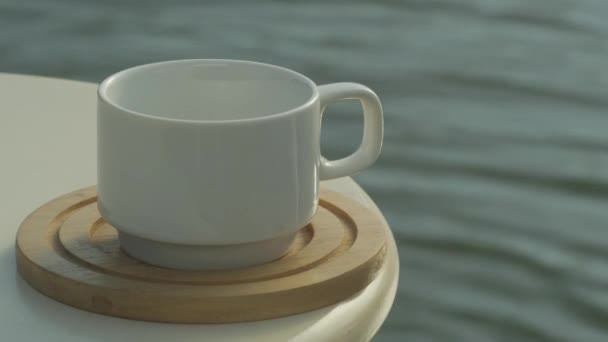 Primo piano di prendere una tazza di caffè — Video Stock