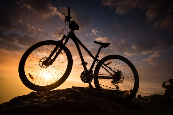Mountain bike ao nascer do sol — Fotografia de Stock
