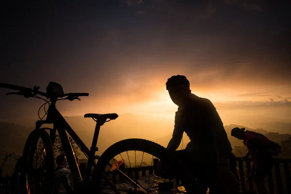 Горный велосипед и байкер на рассвете — стоковое фото