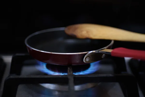 Cuisiner les aliments à la cuisine — Photo