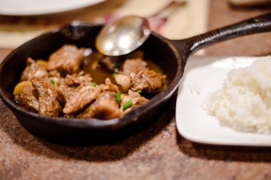 Pirinç lezzetli adobo