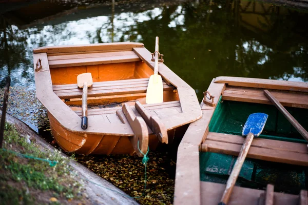 Holzboot am Seeufer — Stockfoto