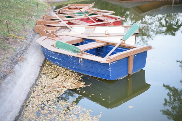 Дерев'яний човен на березі озера — стокове фото