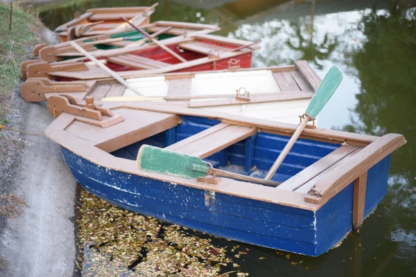 Bateau en bois au bord du lac — Photo