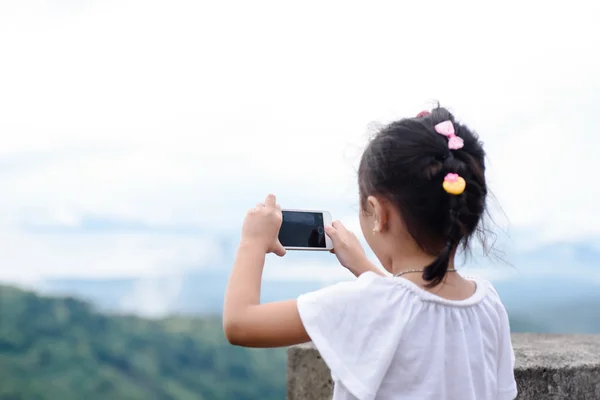 Küçük kız alarak fotoğraf istimal hareket eden telefon