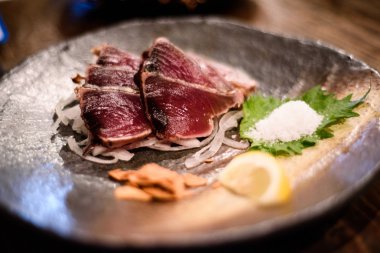 Otantik sashimi tuz, limon ve kavrulmuş sarımsak ile servis