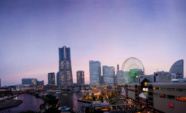 Minato Mirai, Yokohama, Japonya güneş battıktan sonra panoramik manzaralı