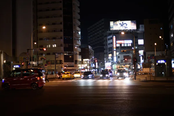 日本の夜の道路横断 — ストック写真