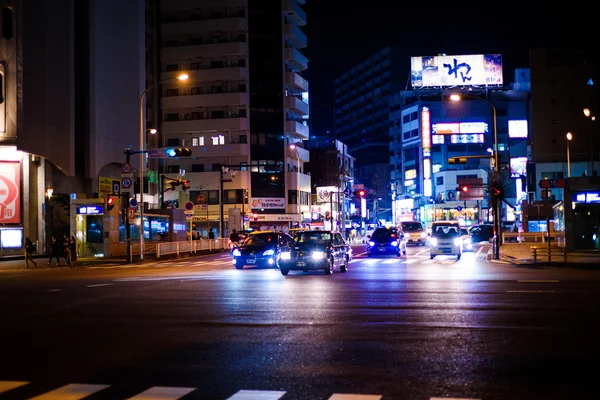 日本の夜の道路横断 — ストック写真