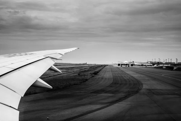 Flygplan på banan — Stockfoto