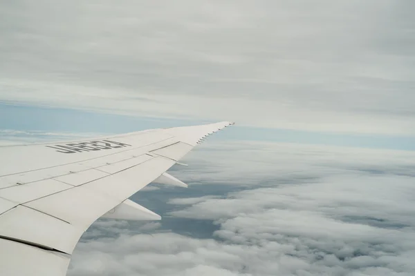 Morze, chmury, patrząc z okna samolotu — Zdjęcie stockowe