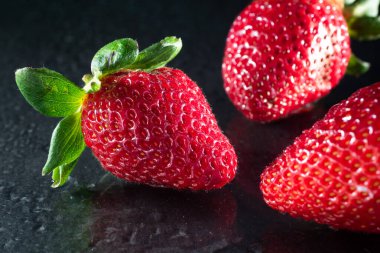 Taze hasat kırmızı çilek çiftlikten üretilen.