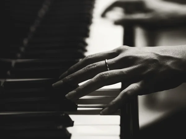 Close up of the hands of a young woman playing piano, selective — Stock Photo, Image