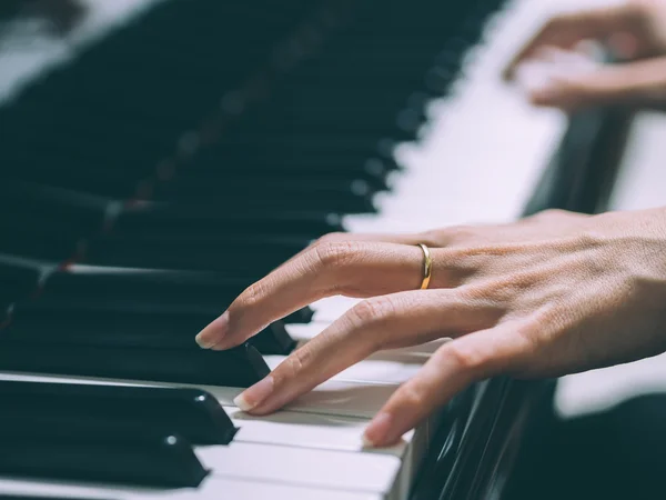 Nahaufnahme der Hände einer jungen Frau, die Klavier spielt, selektiv — Stockfoto