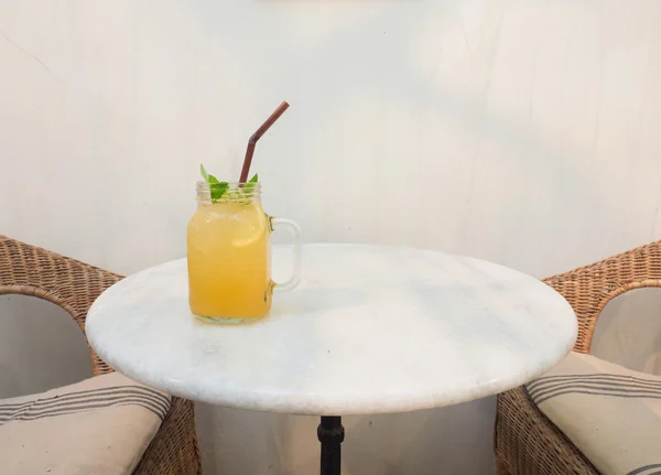 Bal ve masa ve sandalyeler nane ile limonata sürahi