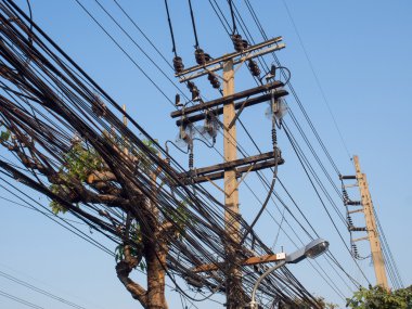 Dağınık tel ve kablo elektrik yayında