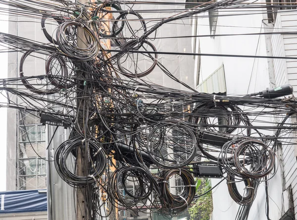 Dağınık tel ve kablo elektrik yayında