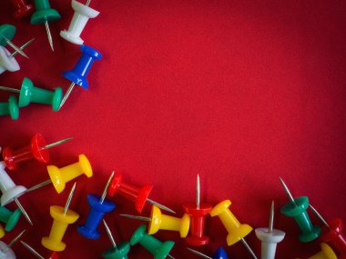 Kopya için kırmızı kaba deri renkli raptiye tutturulmuş karede sp