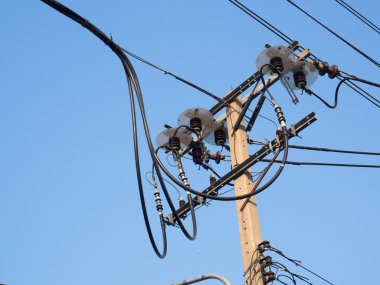 Kaotik tel ve beton elektrik mesaj