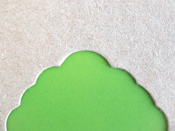 Arbusto de árvore em forma de corte em estoque de cartão reciclado marrom com verde — Fotografia de Stock