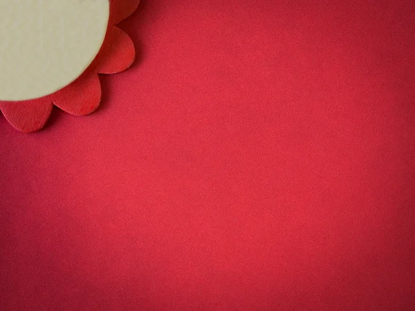 Textura de couro vermelho e forma de sol clip de papel — Fotografia de Stock