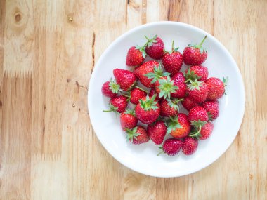 Taze kırmızı çilek plaka masaya koy