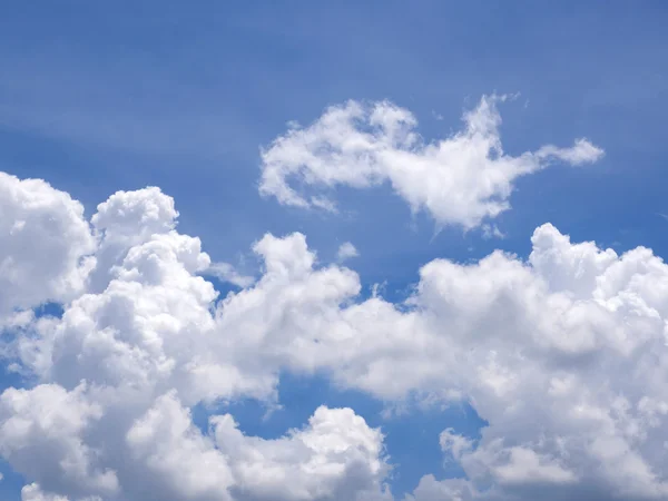 Bewolkte blauwe hemel in zonnige heldere dag — Stockfoto